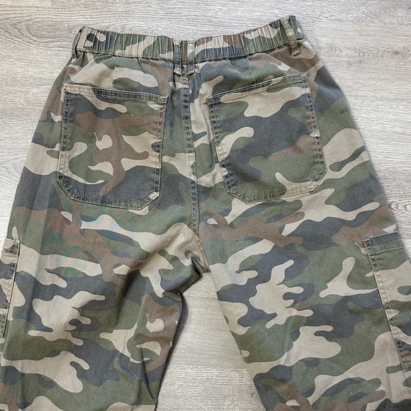 No Boundaries Camouflage Flare Pants - Picture 4 of 4